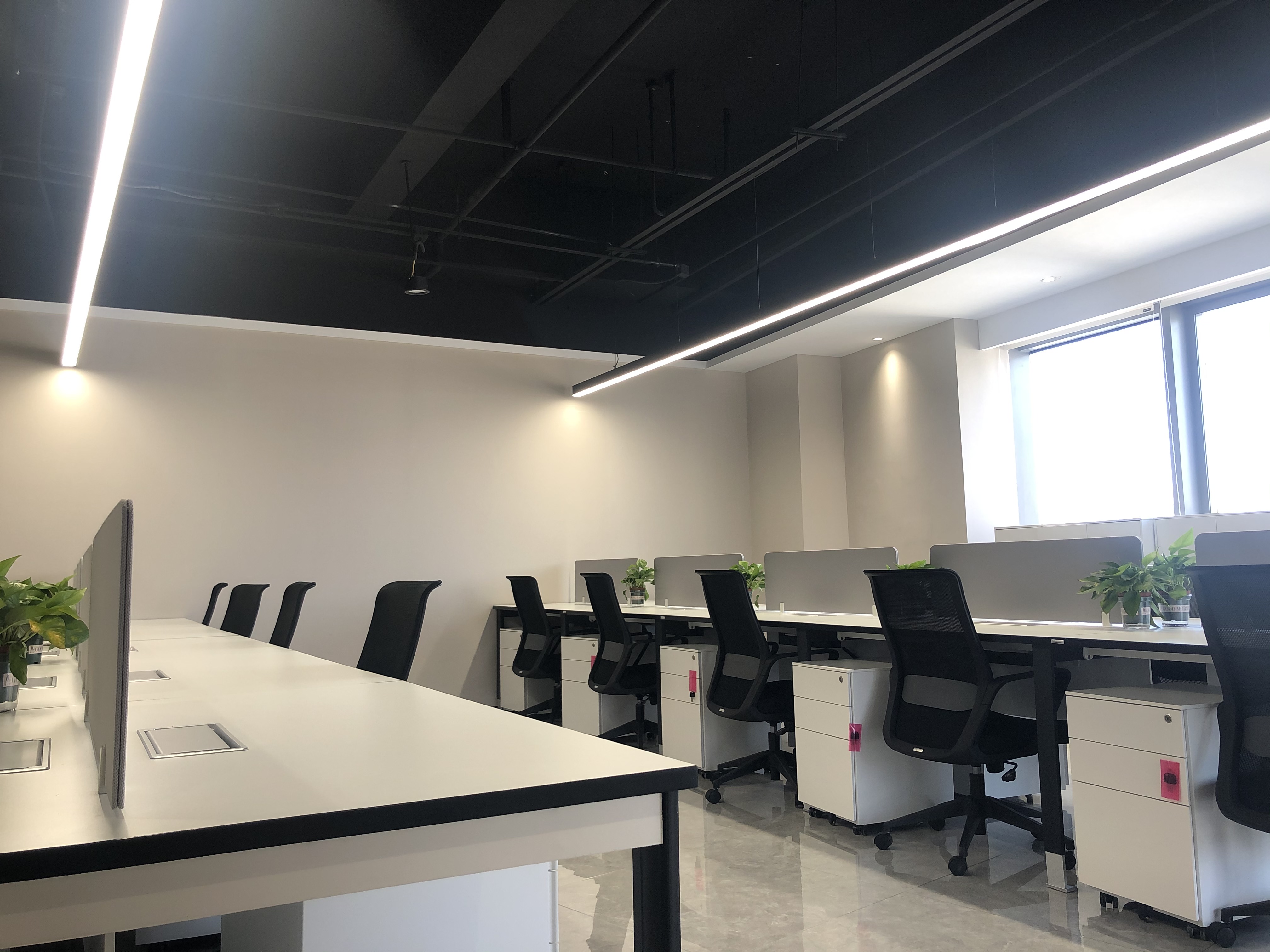 家具公司办公家具配套案例之板式职员桌